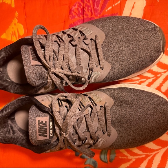 Nike Gray Running Shoes - Picture 3 of 6